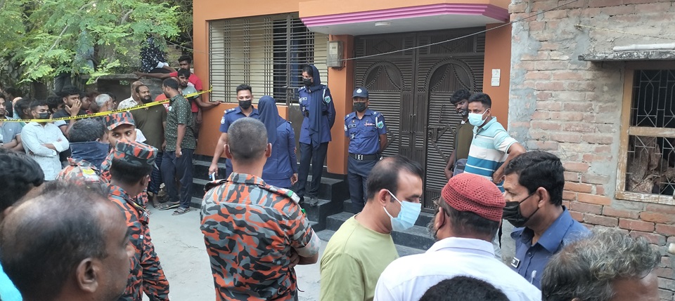 ফলোআপঃ চাঁপাইনবাবগঞ্জে তালাবদ্ধ বাড়ি থেকে সুদের কারবারির অর্ধগলিত মরদেহ উদ্ধারের ঘটনায় খুনের মামলা